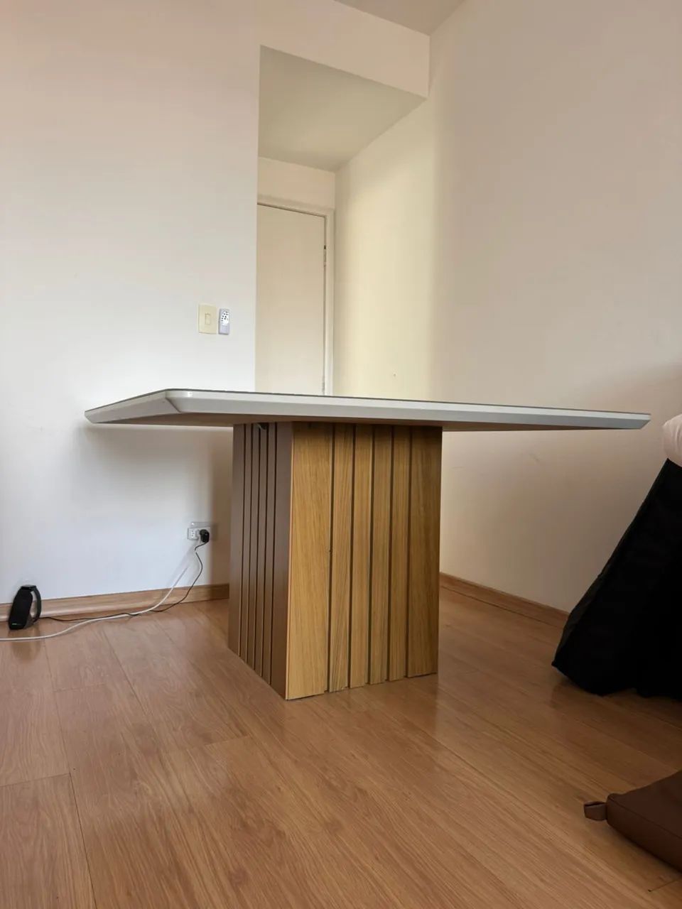 Mesa de jantar 1.30x1.30 base de madeira e tampo de vidro COM CADEIRA 
