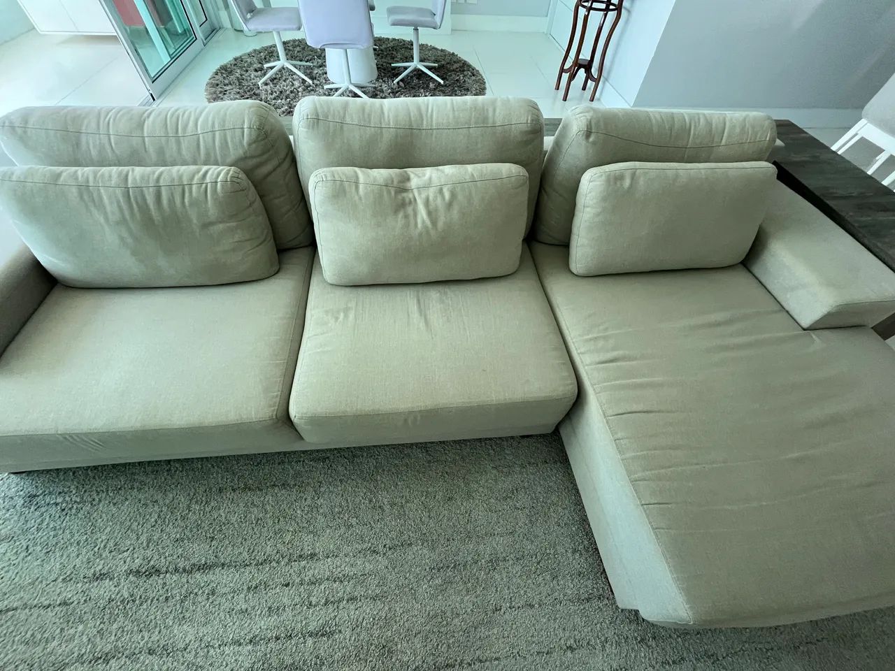 Estofado com chaise 3 a 6 lugares bege com 3 encostos e 3 almofadas soltas  - Foto 2