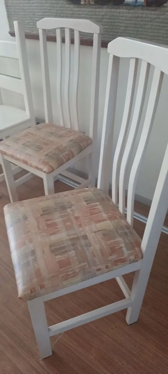 4 cadeira de madeira,forrada com tecido plastificado ,brancas - Foto 2