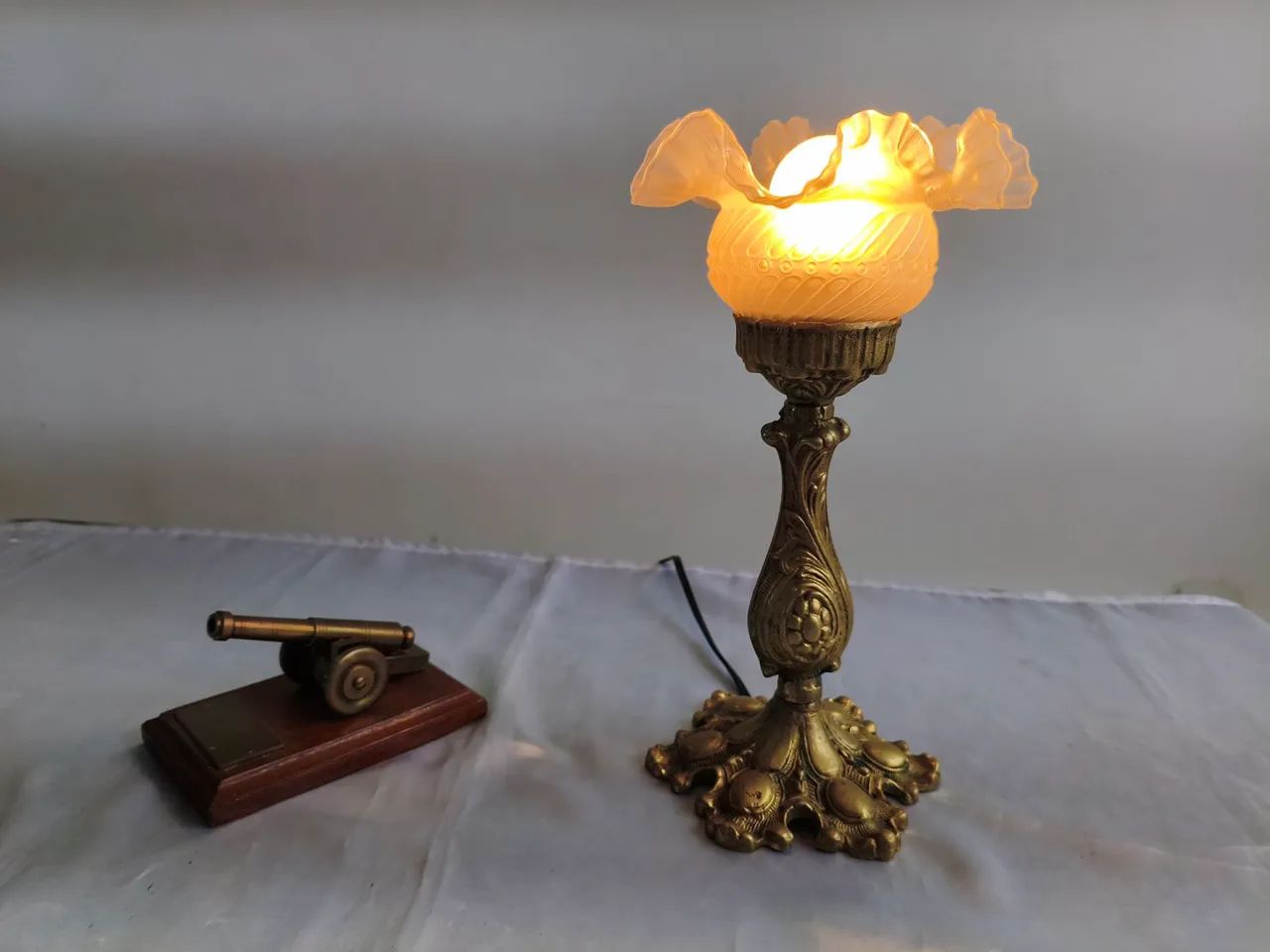 Luminária e artefato de bronze. - Foto 4
