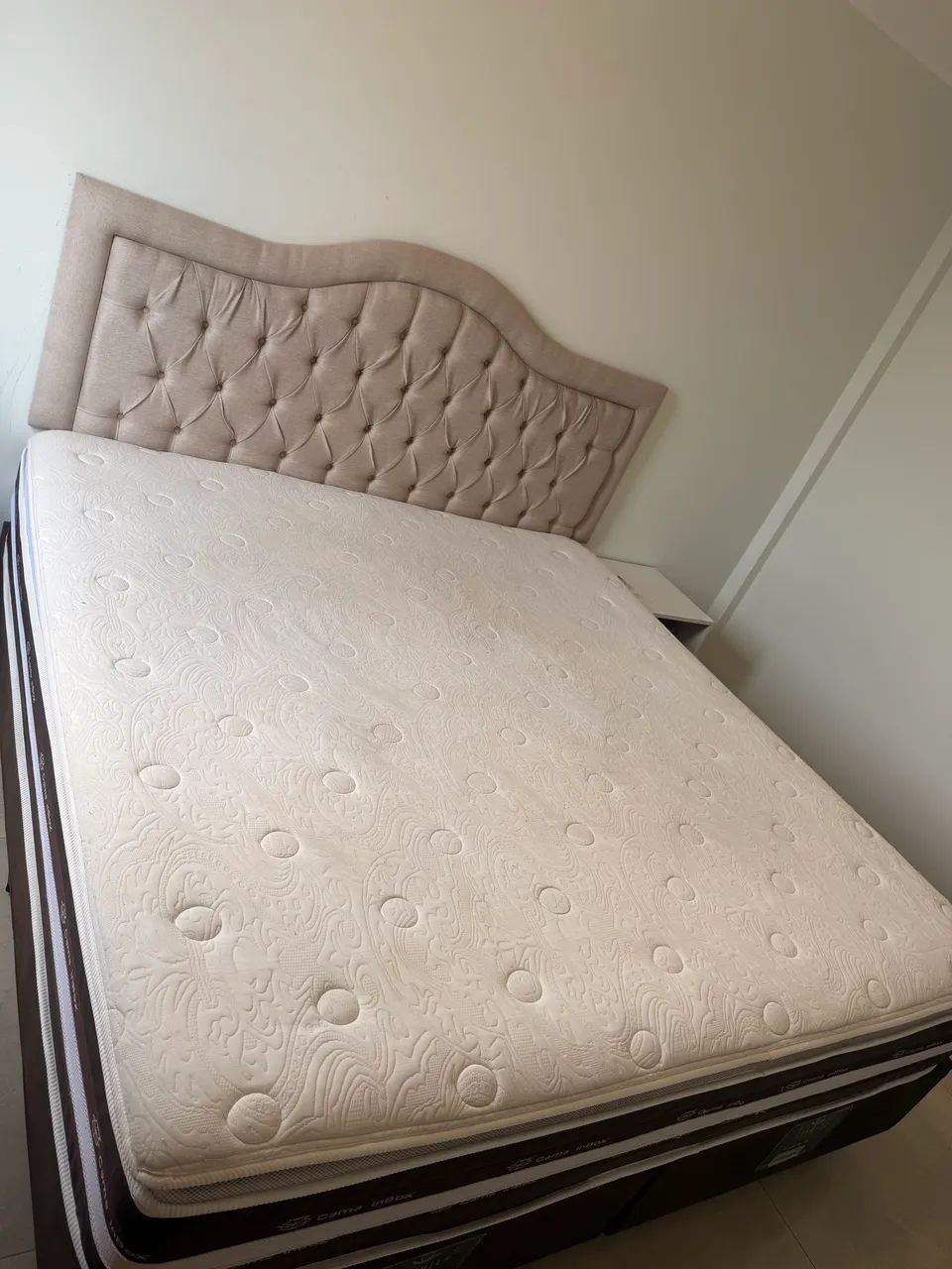 Cama box com Colchão King + Cabeceira + quadros decoração  - Foto 3