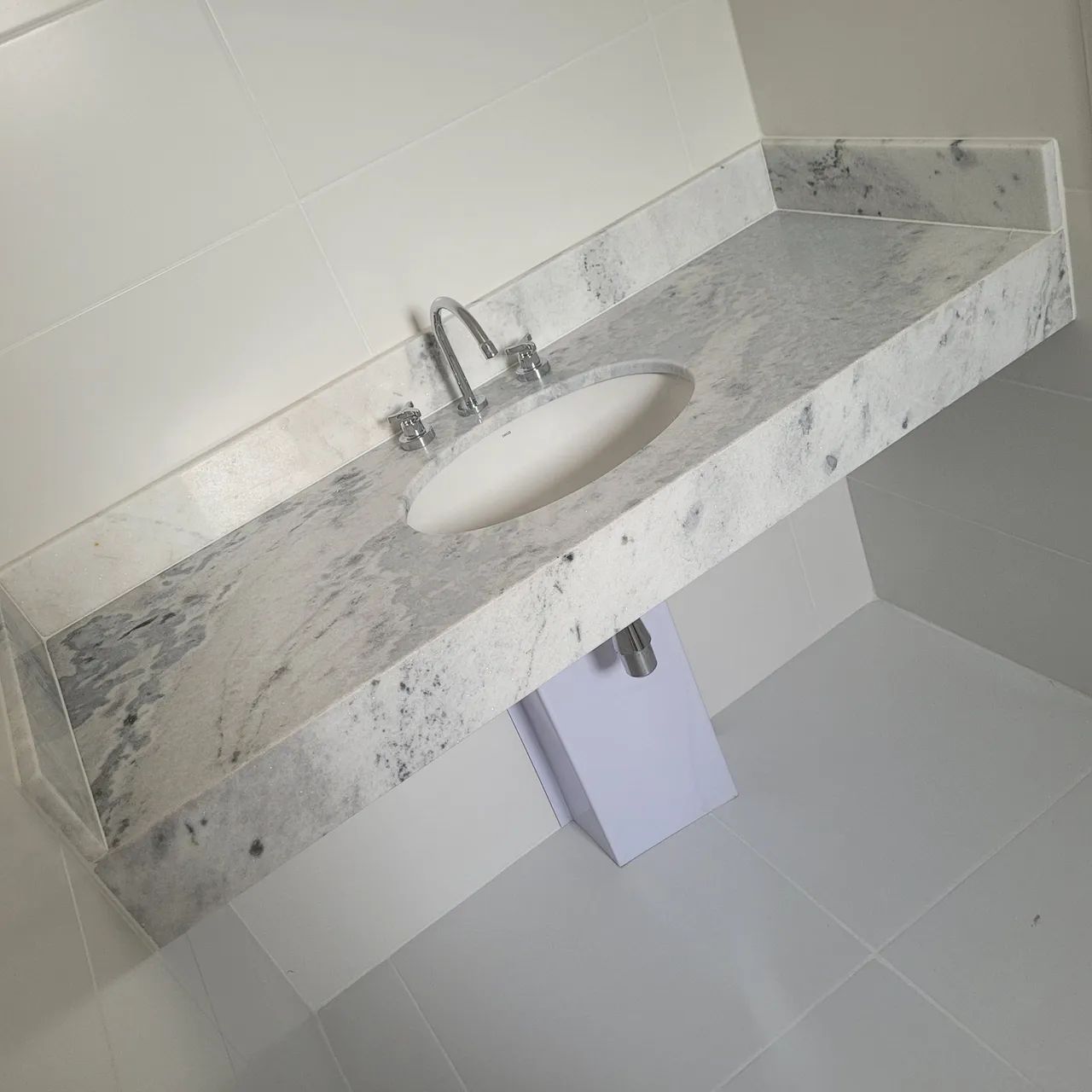 BOA E RESISTENTE! Bancada de mármore branco com pia embutida e torneira 
