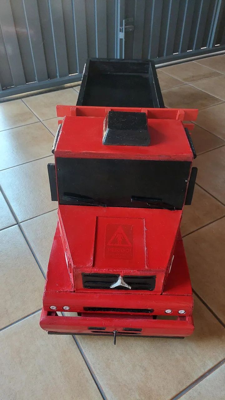 Caminhão de Brinquedo feito em Madeira - Foto 2