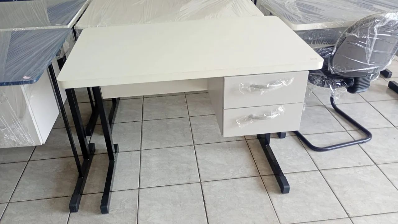 Mesa para escritório com duas gavetas e chave 