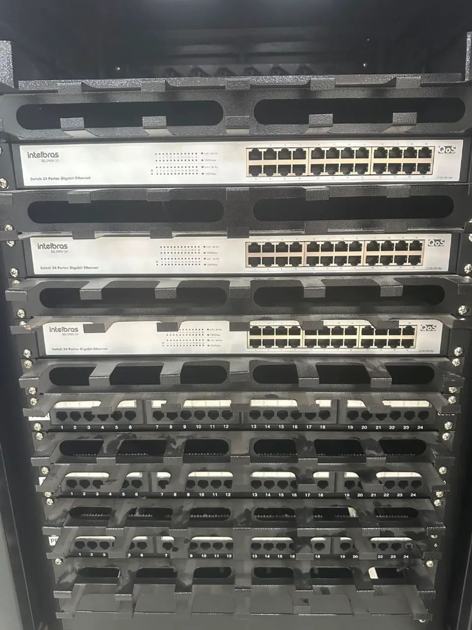 3 Switches Intelbras de 24 portas cada