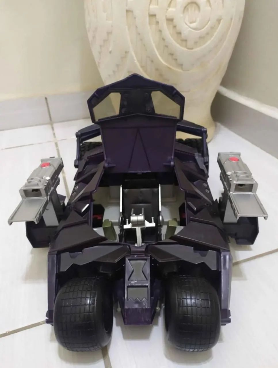 BATMOVEL TUMBLER (BEGINS) 34CM EMITE VARIOS SONS