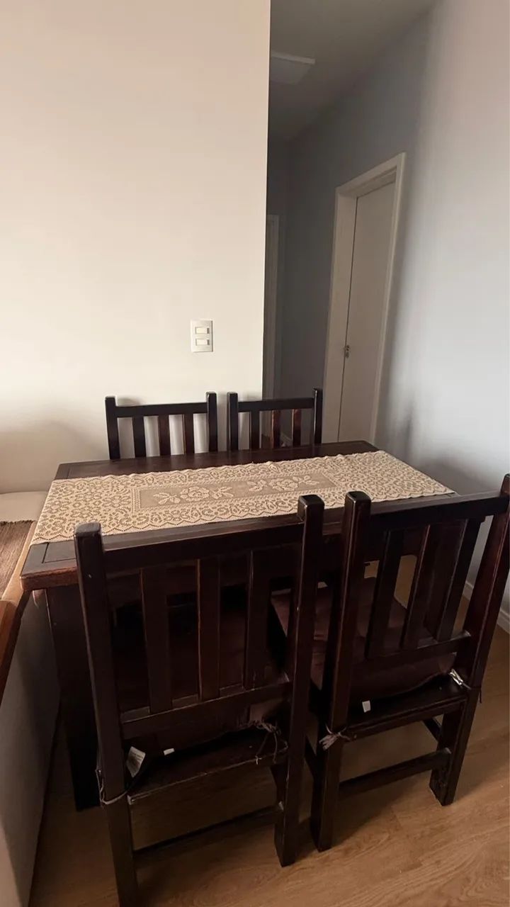 Mesa de madeira maciza e cadeiras  - Foto 5
