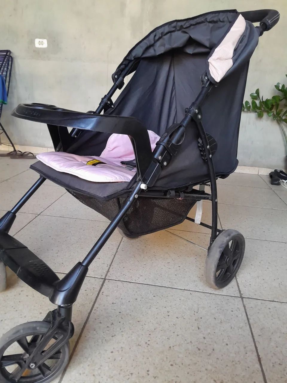 Carrinho de Bebê Seminovo Preto com Rosa  Leve e Dobrável