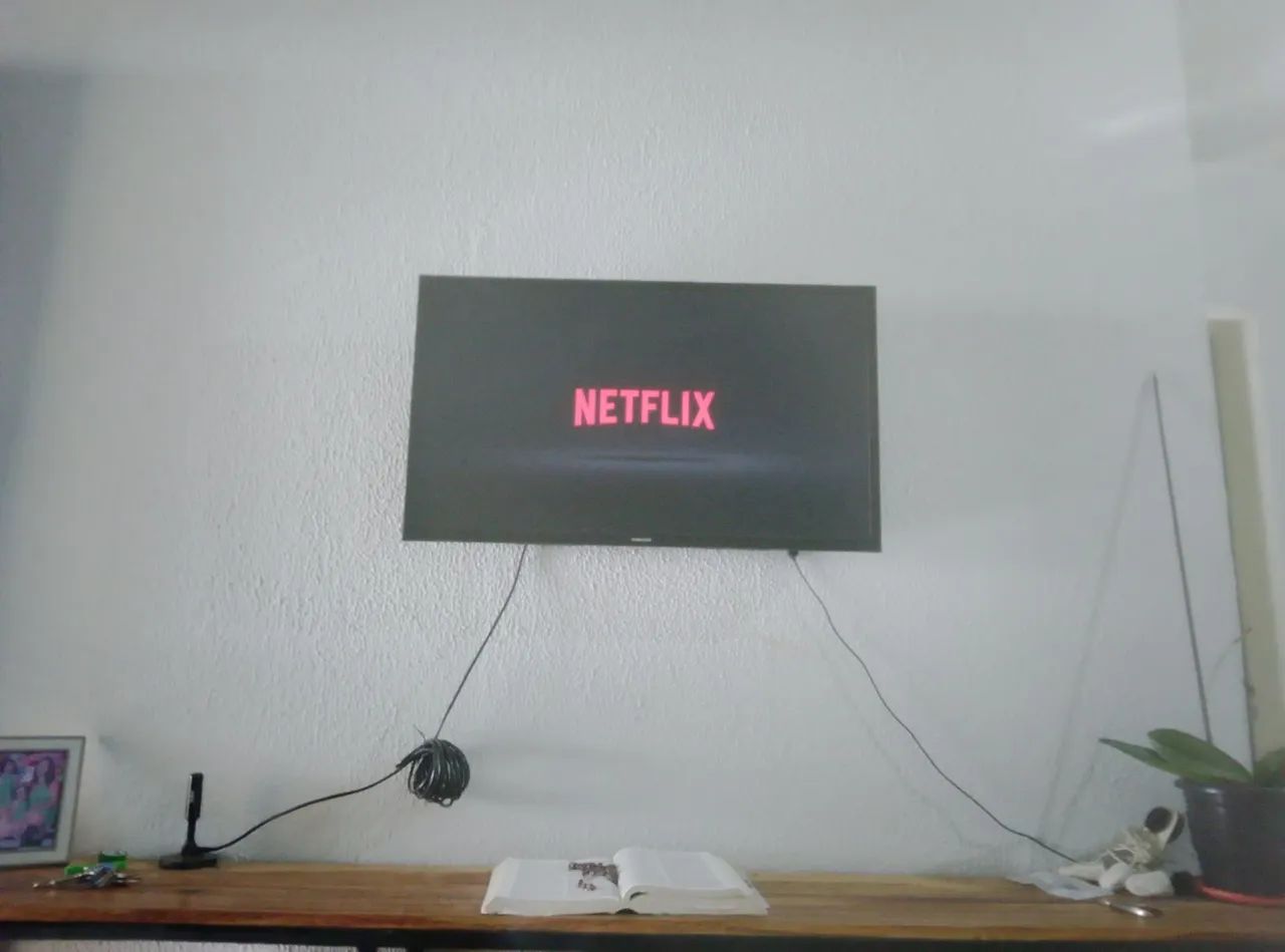 Tudo TV smart 32 polegadas pousada em ótimo estado - Foto 3