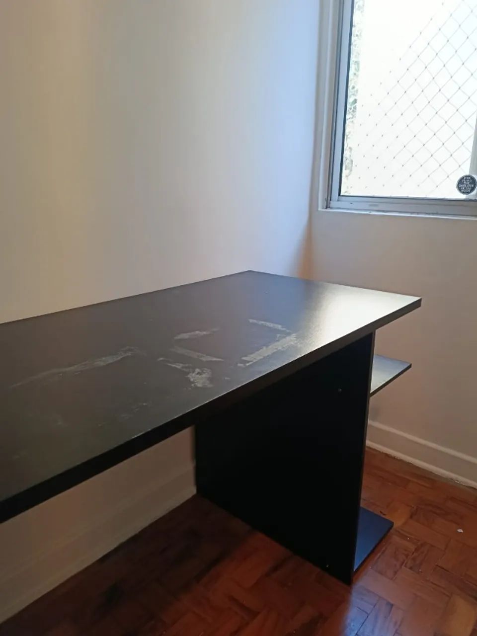 Mesa para escritório em MDF preto, com nichos laterais