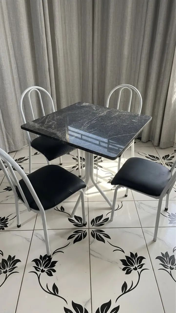 Mesa de mármore com 4 cadeiras 