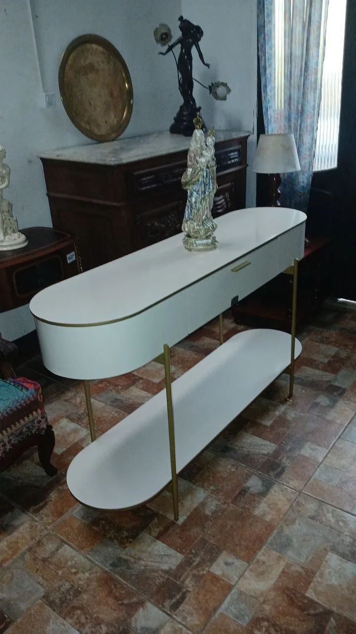 Aparador em mdf e ferro. Bom estado 
