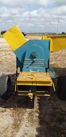 Vendo um trator e uma máquina - Foto 2
