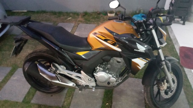 VENDO CB 250. ANO 2020 APENAS 6500 KM RODADOS