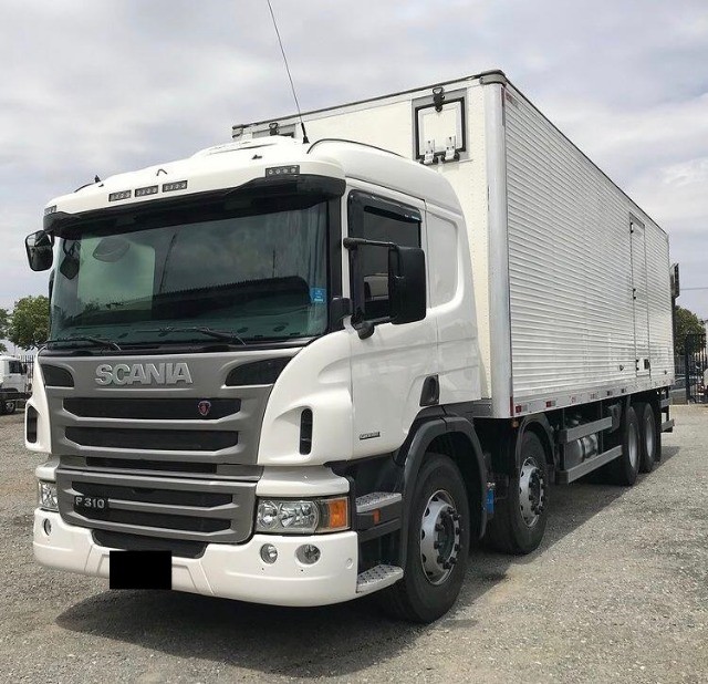 SCANIA P-310 TRAÇÃO 8X2 ANO 2014 BAÚ 11 MTS