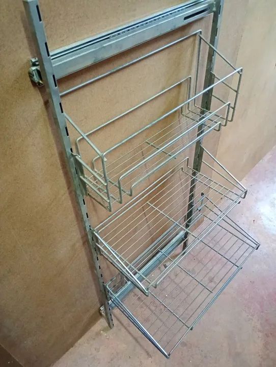 Wire display basket with shelf.64330585904643122