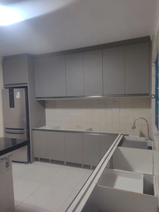 Cozinha planejada com ilha e bancadas em granito - Foto 2