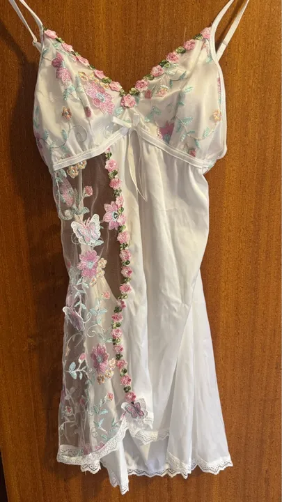 Camisola de renda floral branca