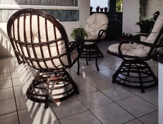 Conjunto de 4 cadeiras com uma pequena mesa de Centro - Foto 4