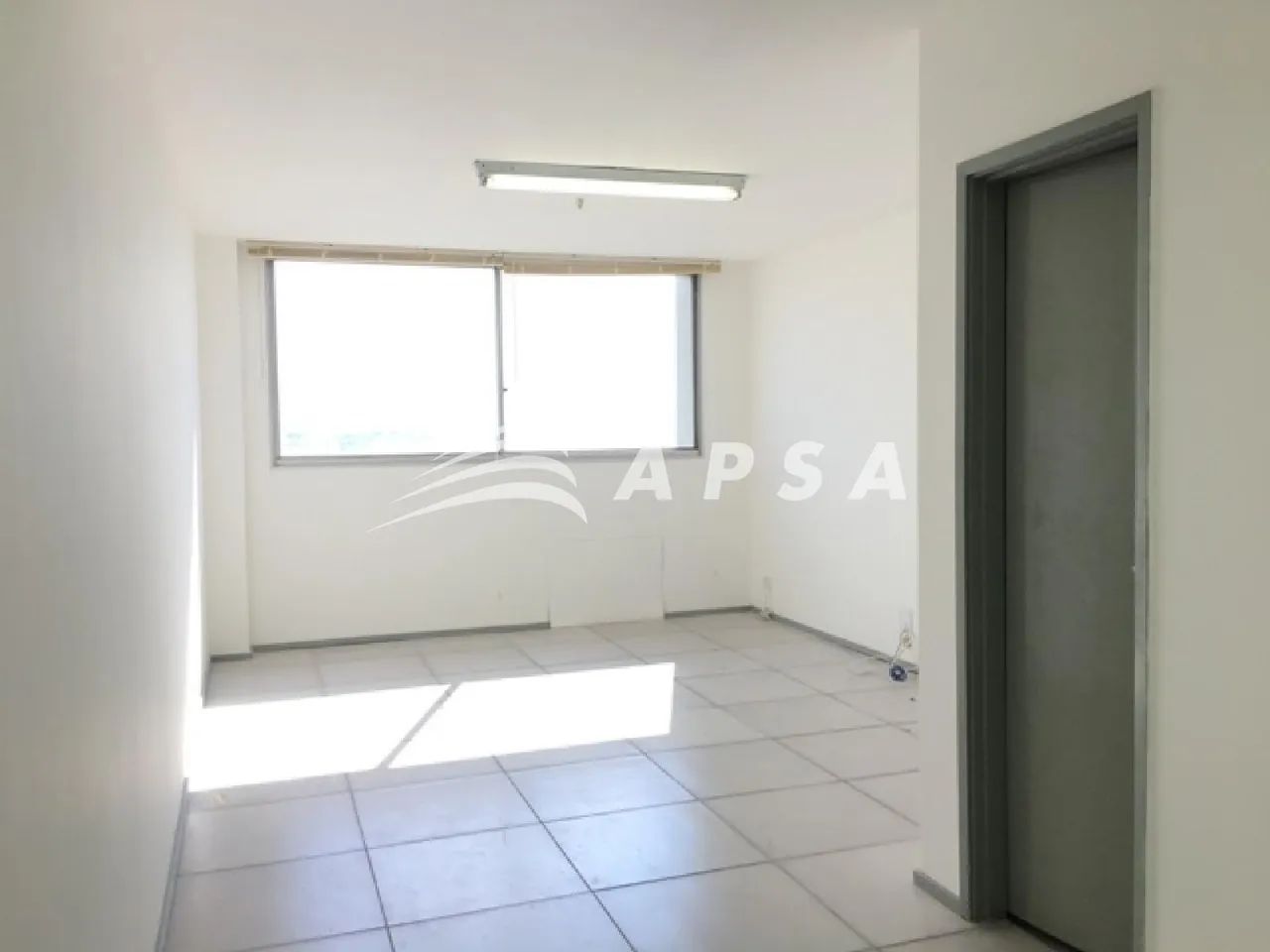 ÓTIMA SALA COMERCIAL COM 32M², BANHEIRO. ÓTIMA LOCALIZAÇÃO, VASTO COMÉRCIO, PRÓXIMO A ESTA - Foto 2