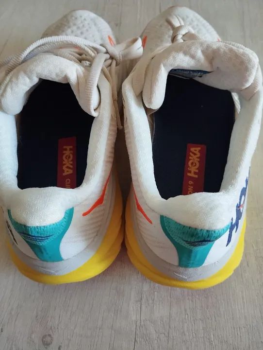 Tênis Hoka Clifton 9 - Bege claro/Amarelo - 35 - Foto 5