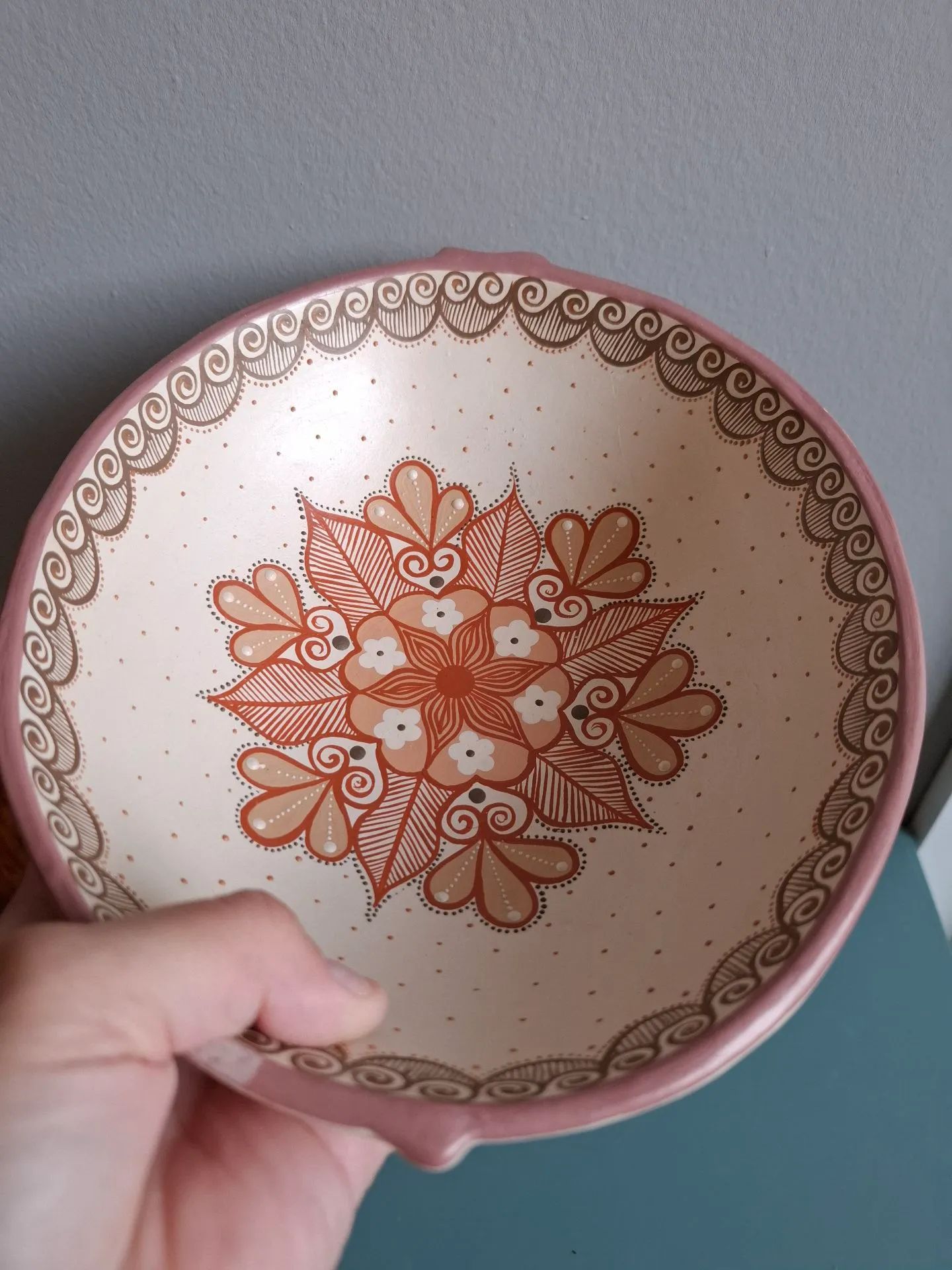 Travessa tipo cuia artesanal pintada à mão de barro do Vale do Jequitinhonha artesã Alaize - Foto 5