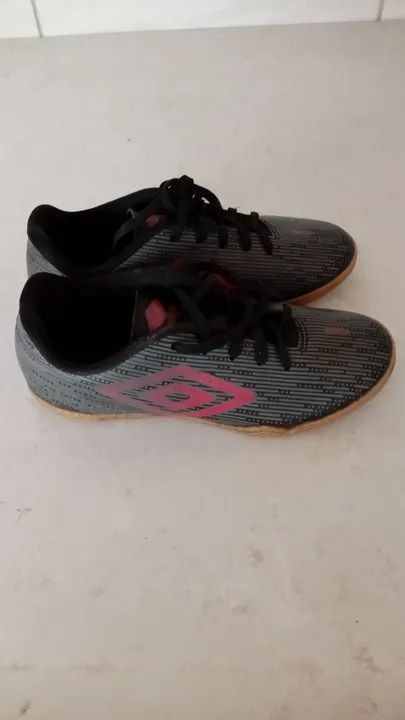 Chuteira infantil de futsal semi-nova. - Foto 4