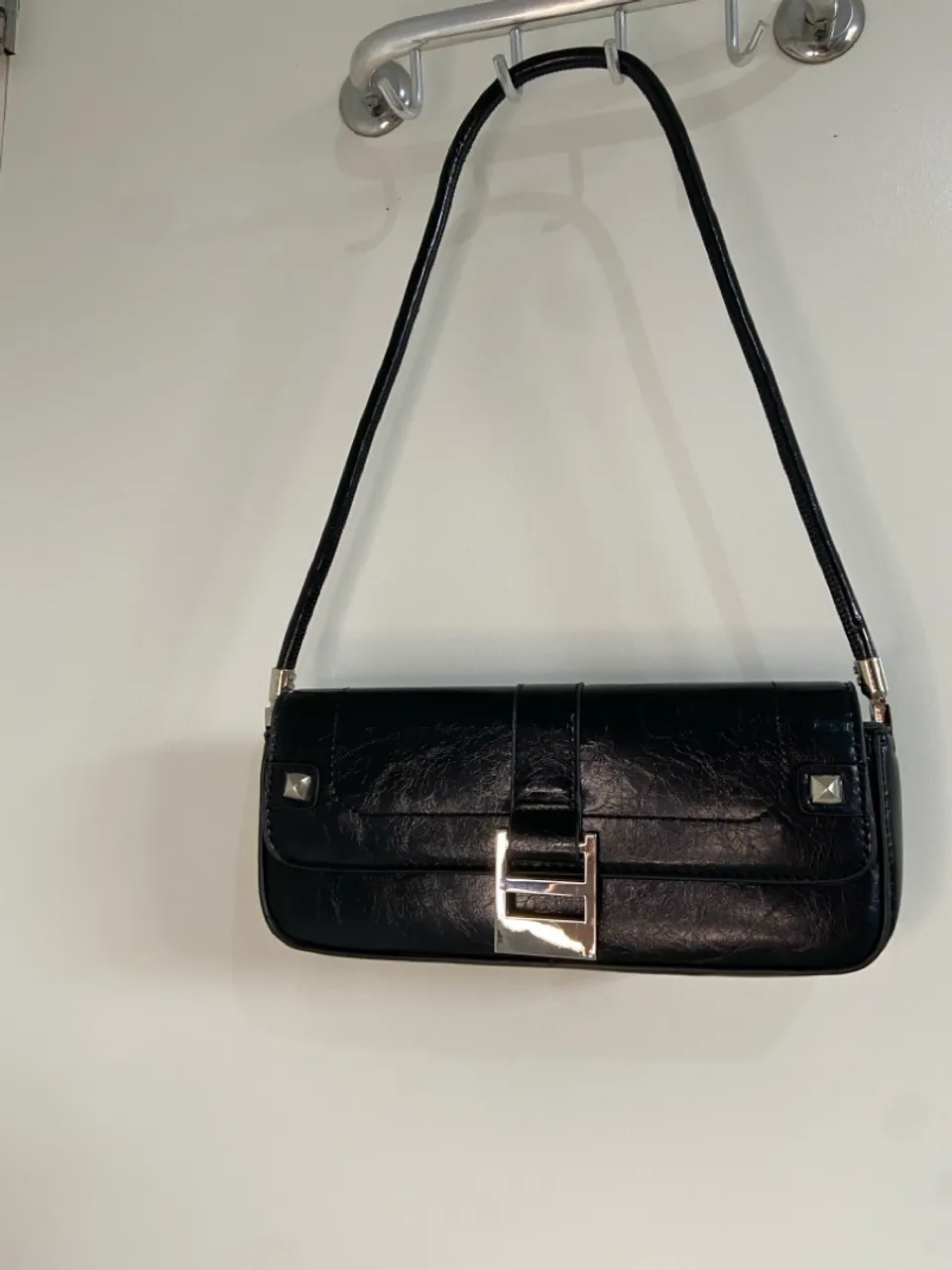 Bolsa de Ombro Preta com Detalhes em Metal