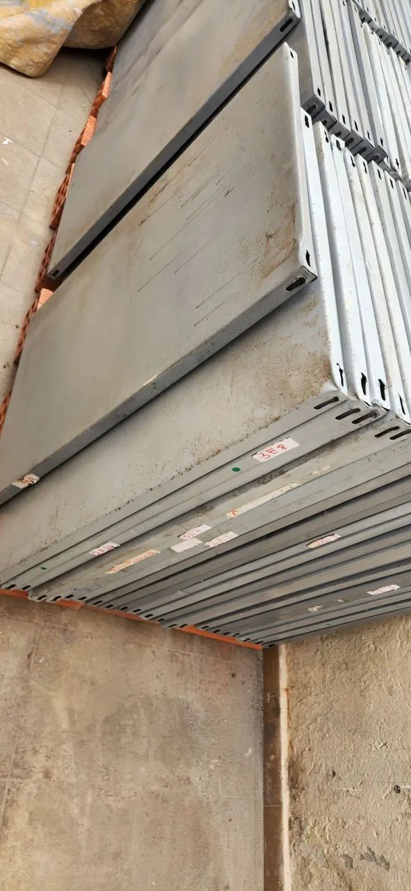 Estantes de aço 60cm usadas
