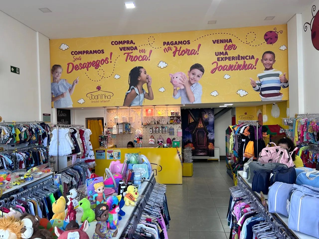 Vende-se fundo de loja de roupas - mobiliário completo  - Foto 2