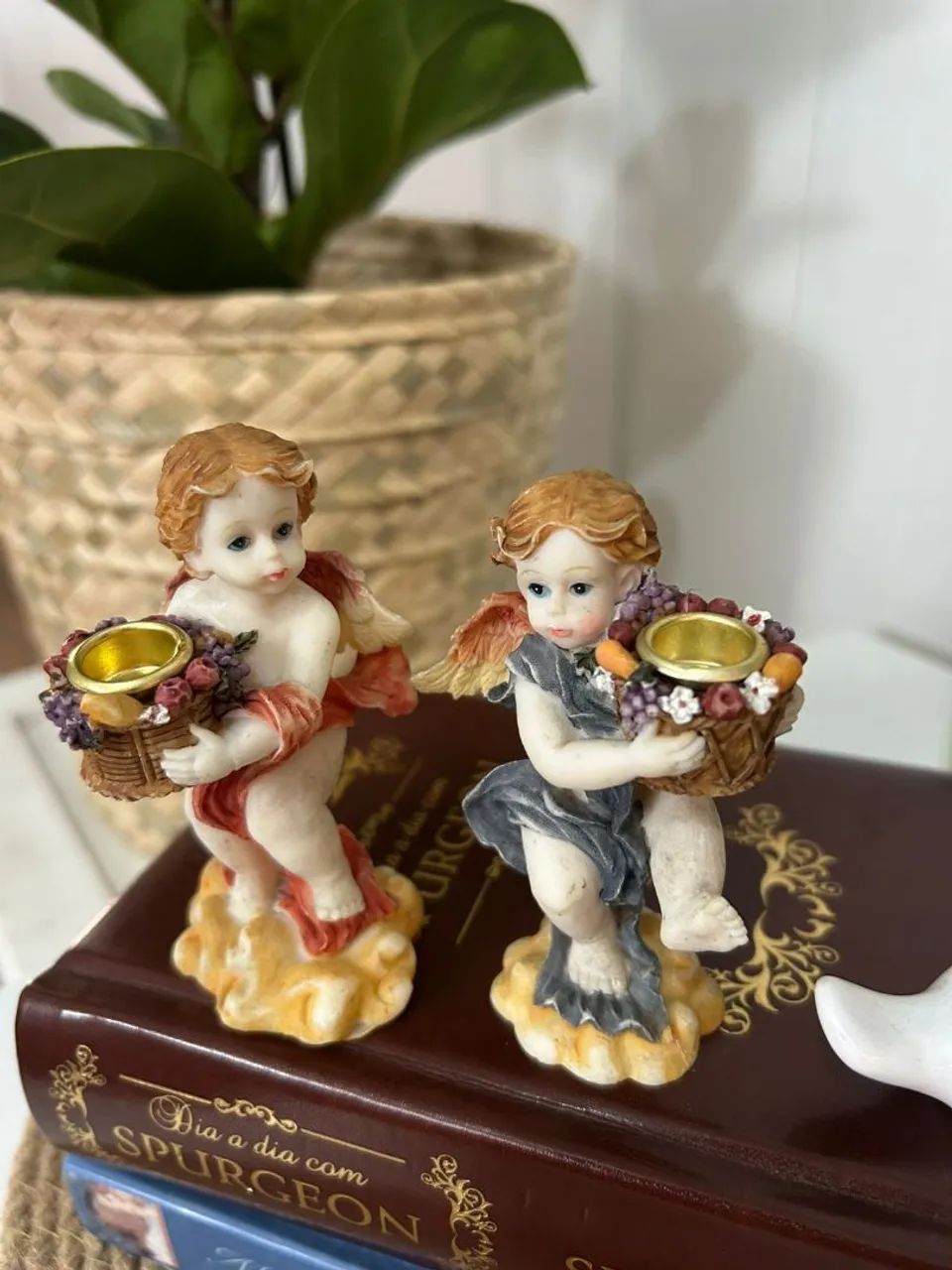 Par de Castiçais Anjos em Resina - Foto 2