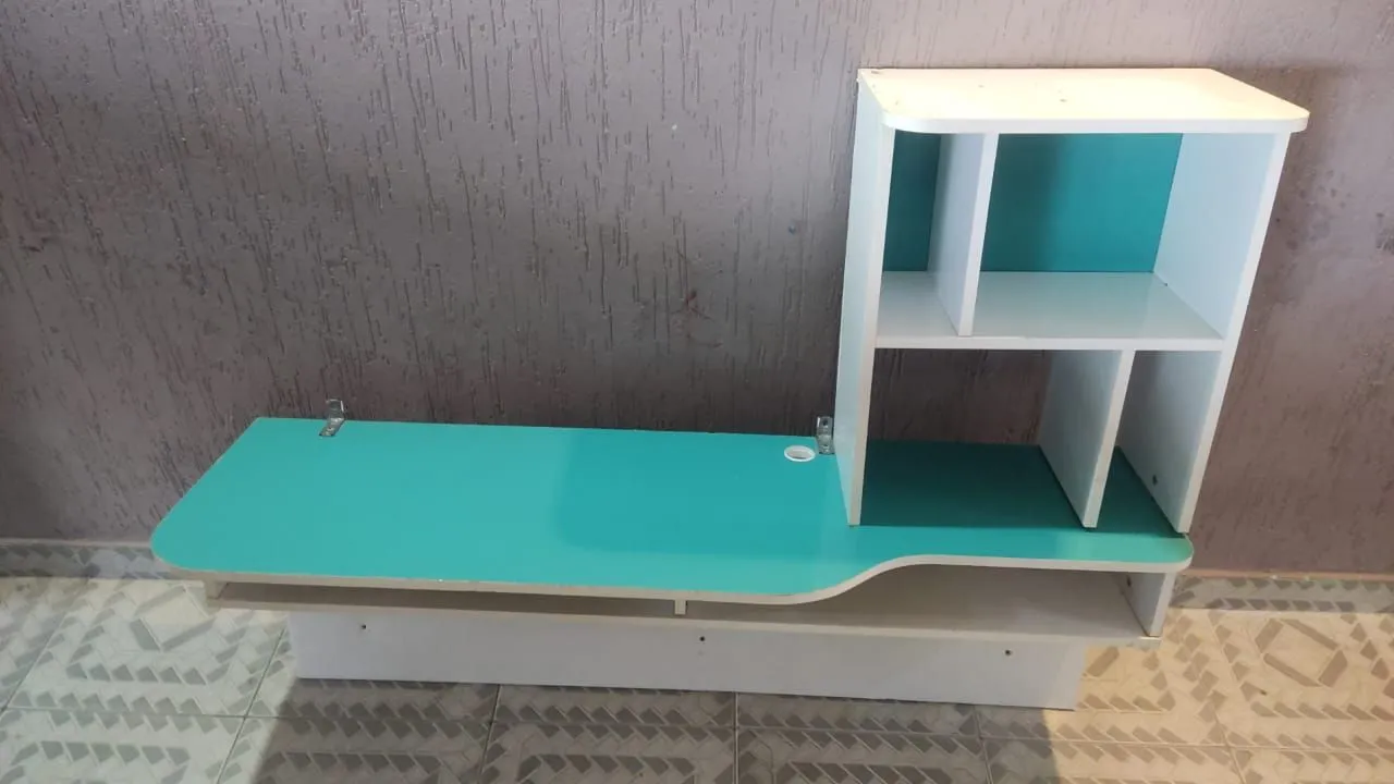 Escrivaninha com nichos e design moderno