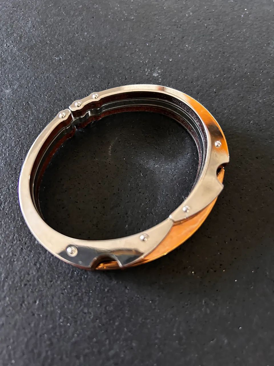 Bracelete em aço, madeira e bronze