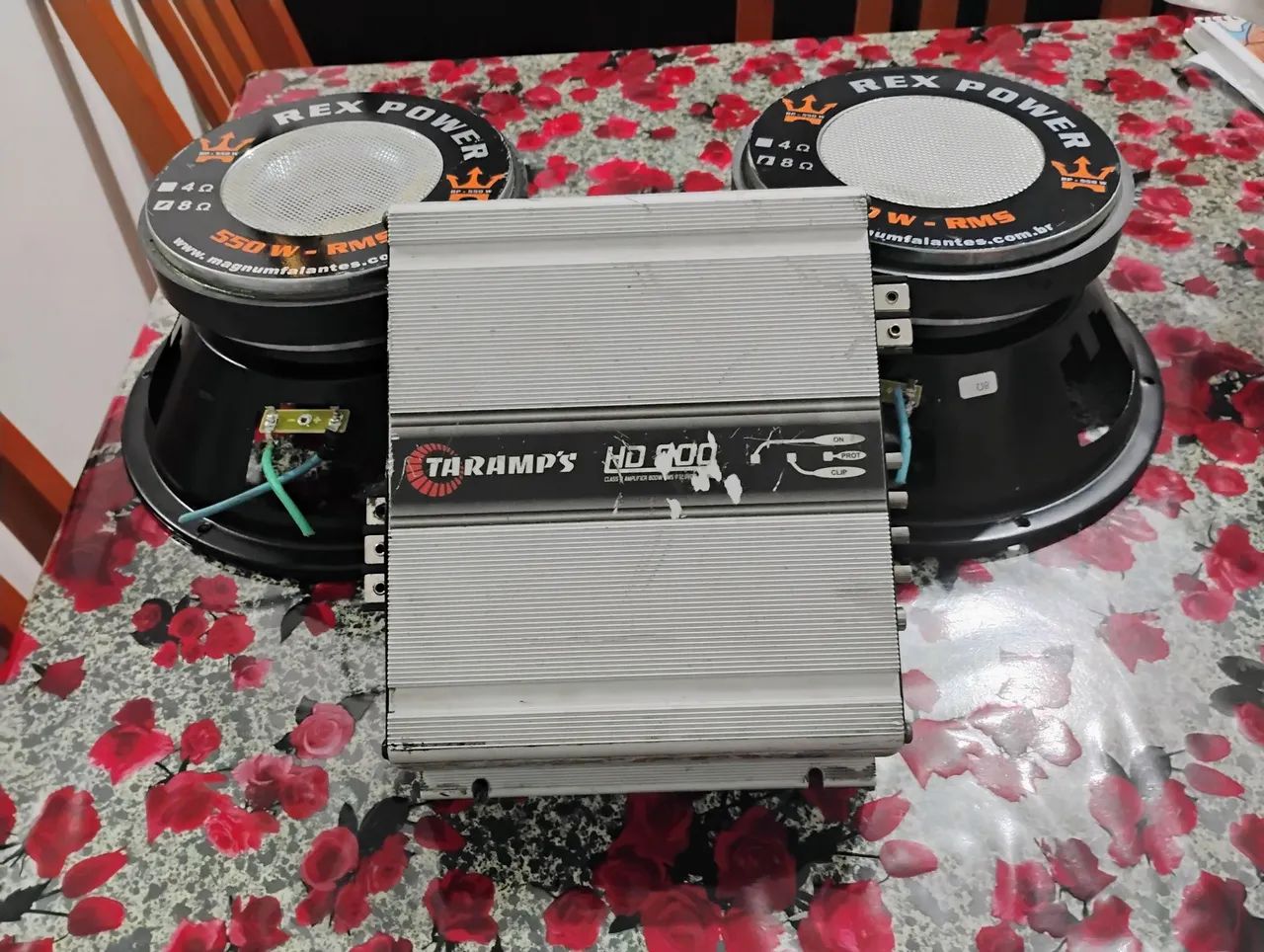 2 Médios RP-550w 10p MAGNUM 8 ohms, (tem que trocar o reparo) e um módulo HD 800. 
