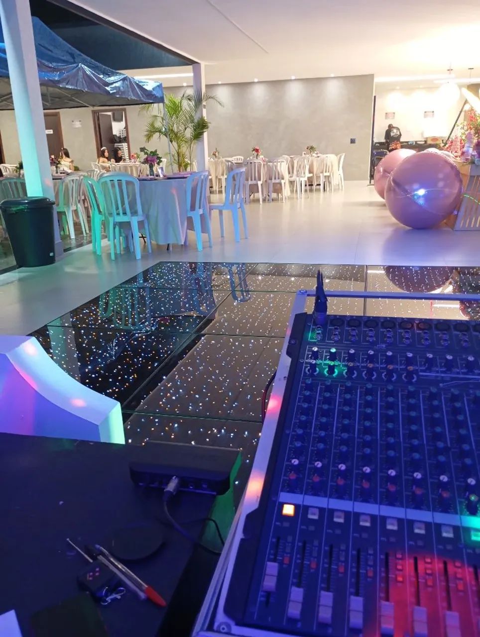 Pista de dança, som e iluminação.