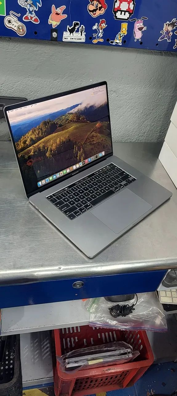 MacBook Pro i9 2019 Touchbar Completo pequeno detalhe estético 