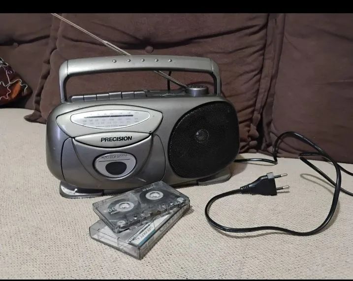 Rádio portátil antigo 