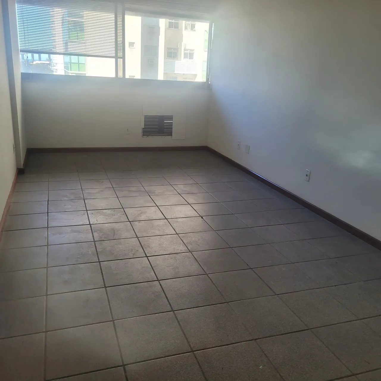 Escritório para aluguel possui 30 metros quadrados com 1 quarto em Enseada do Suá - Vitóri