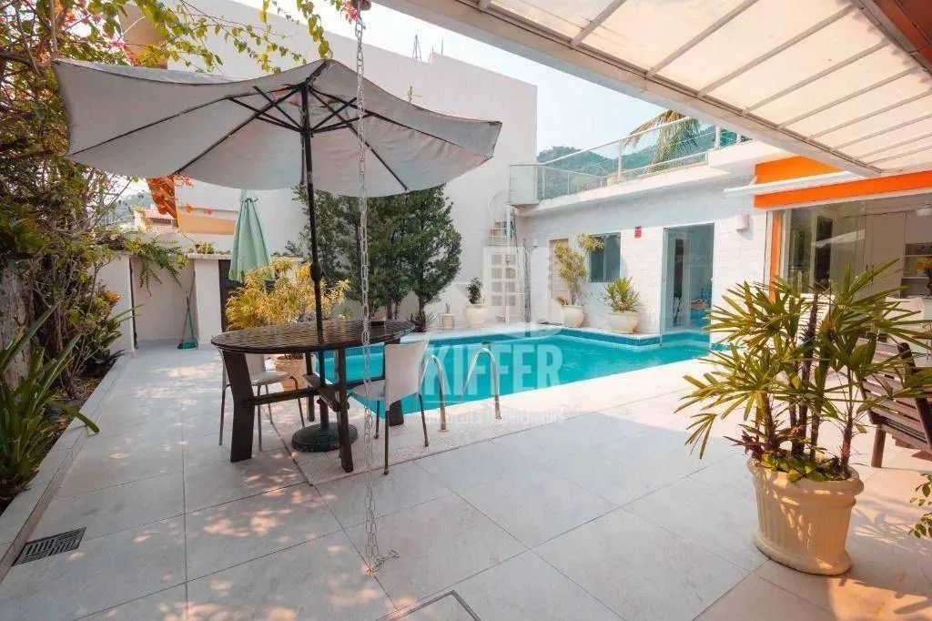 Casa de luxo em São Francisco com 4 suítes, piscina e sauna