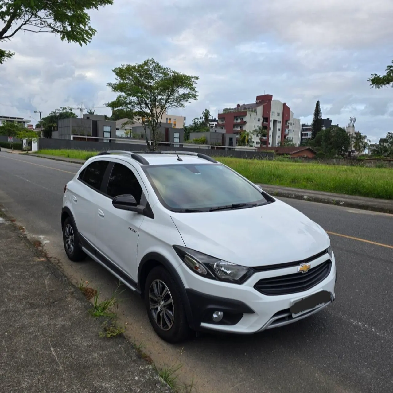 Onix Activ - impecável, carro de mulher
