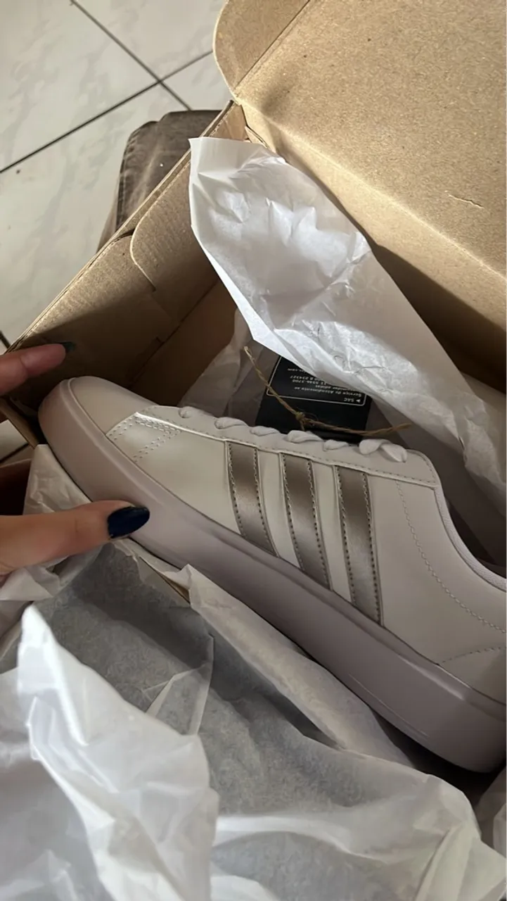 Tênis Adidas Feminino Branco com Detalhes Dourados