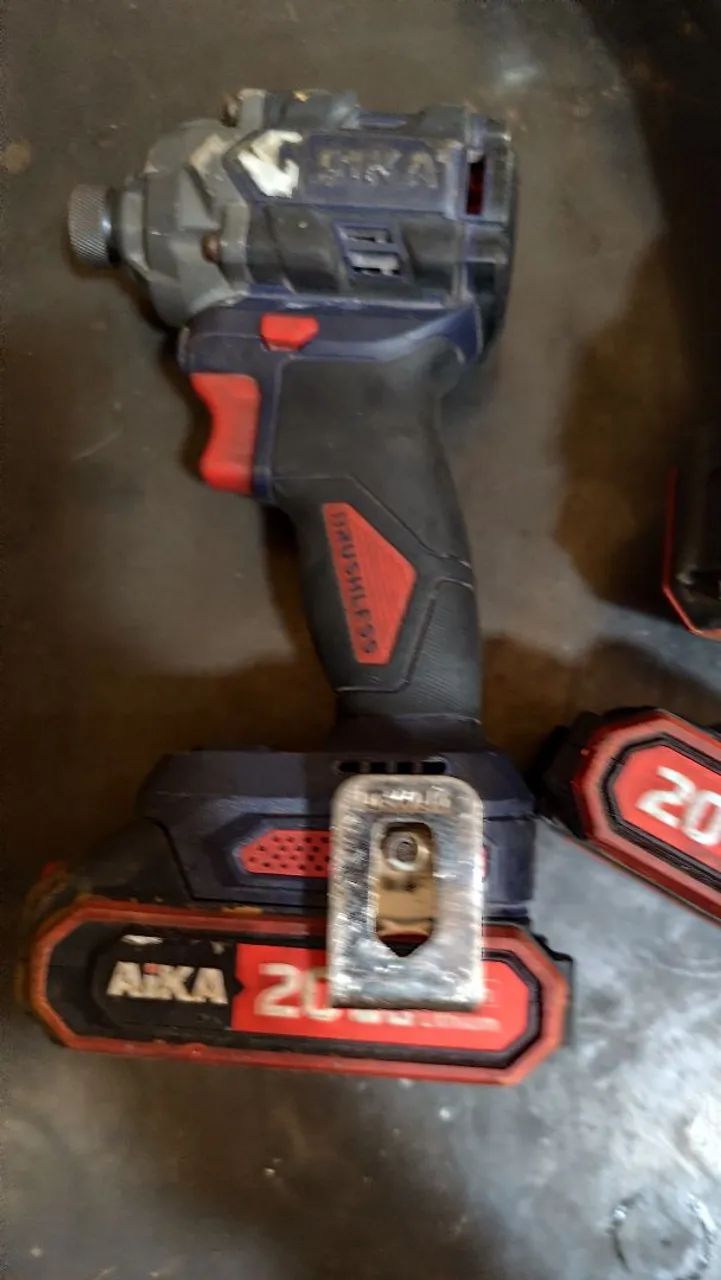 Kit esmerilhadeira + parafusadeira de impacto aika 20v 64316914368899123