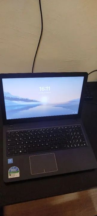 Notebook Asus com tela de 15.6 polegadas