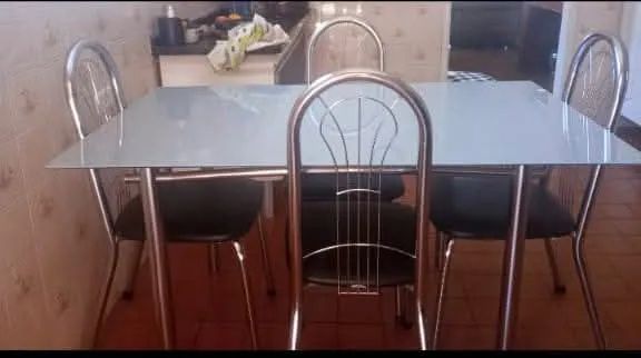 VENDO MESA DE VIDRO COM 4 CADEIRAS EM EXCELENTE ESTADO