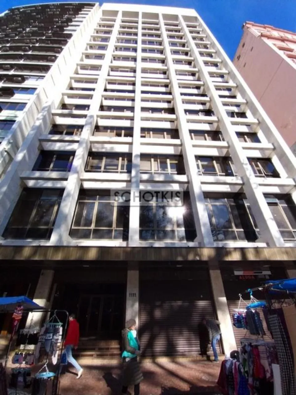 IMOBILIÁRIA SCHOTKIS ALUGA SALA COMERCIAL NA RUA DOS ANDRADAS EM FRENTE A PRAÇA DA ALFÂNDE