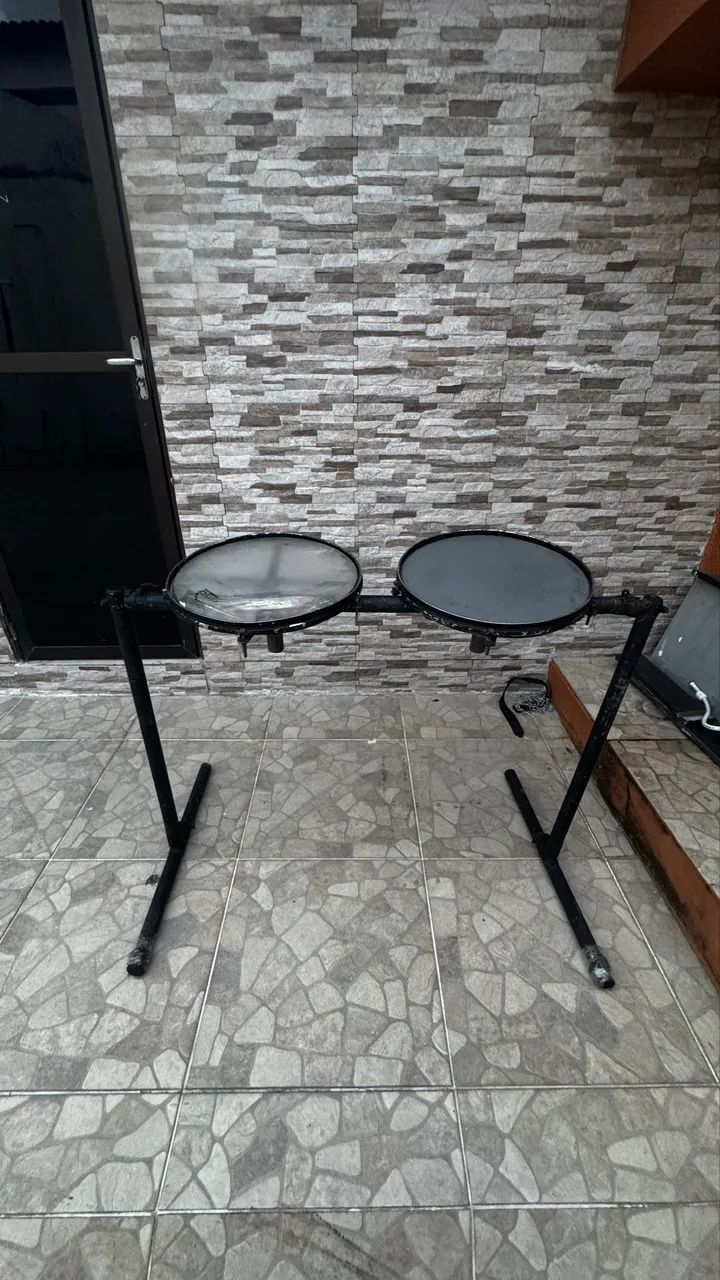 Vendo ou troco par de surdos de percussão .