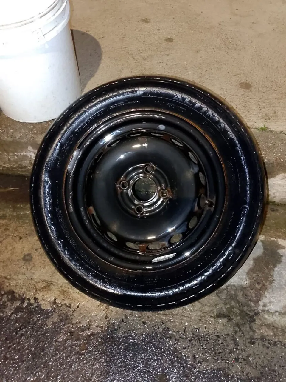 Roda de Aço Preta com Pneu Stap