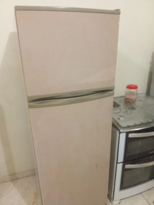 Vendo geladeira Duplex entrego grátis hj 600 reais  - Foto 2