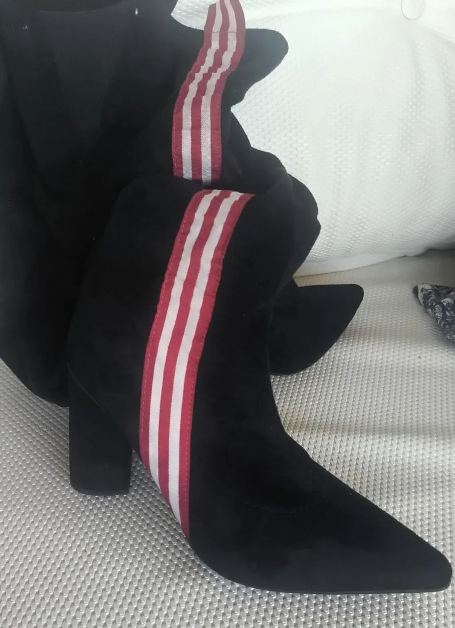 Bota cano longo preta com listras