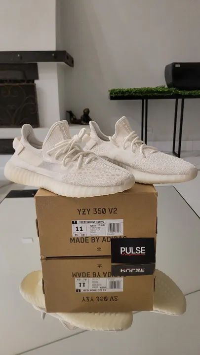 Yeezy Boost 350 V2 Bone - Tamanho 43BR / 45.5EUR
